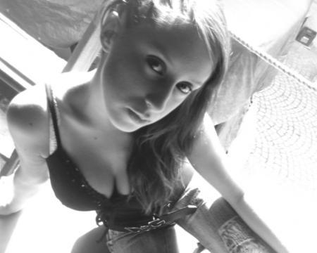 Une phOtO de mOii dans ce p'tiit bOrdel ... lOol ... <== [<3] OU [</3] ??!! à tOii de vOiir ... Icii tu depOses Tes cOmmentaires ... 